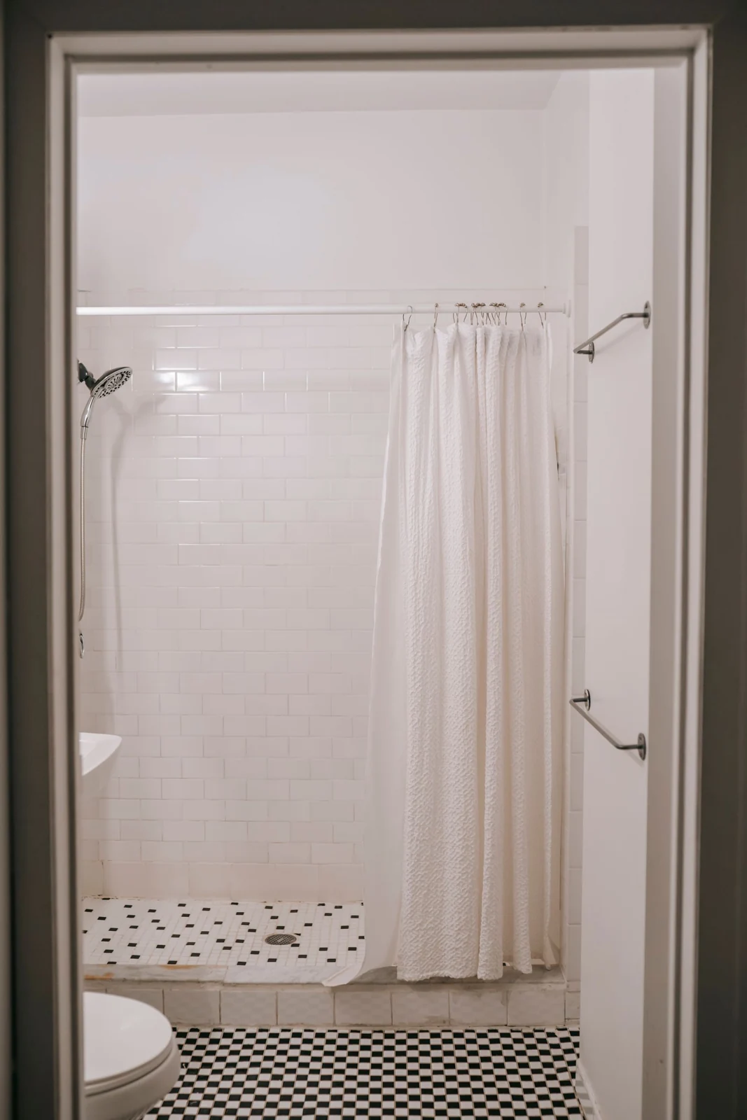 Shower enclosure with a glass screen