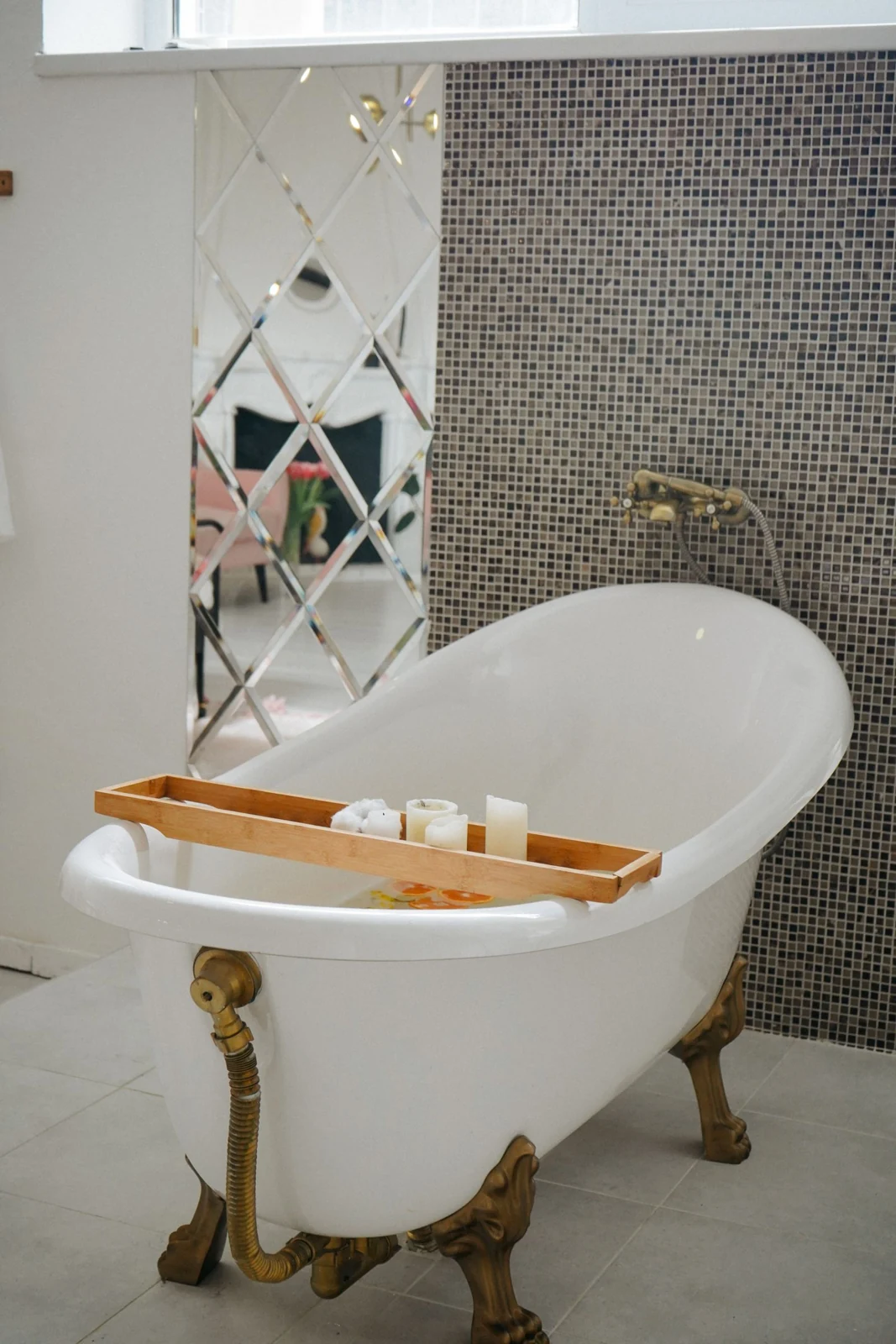 Compact freestanding bath and bath tray